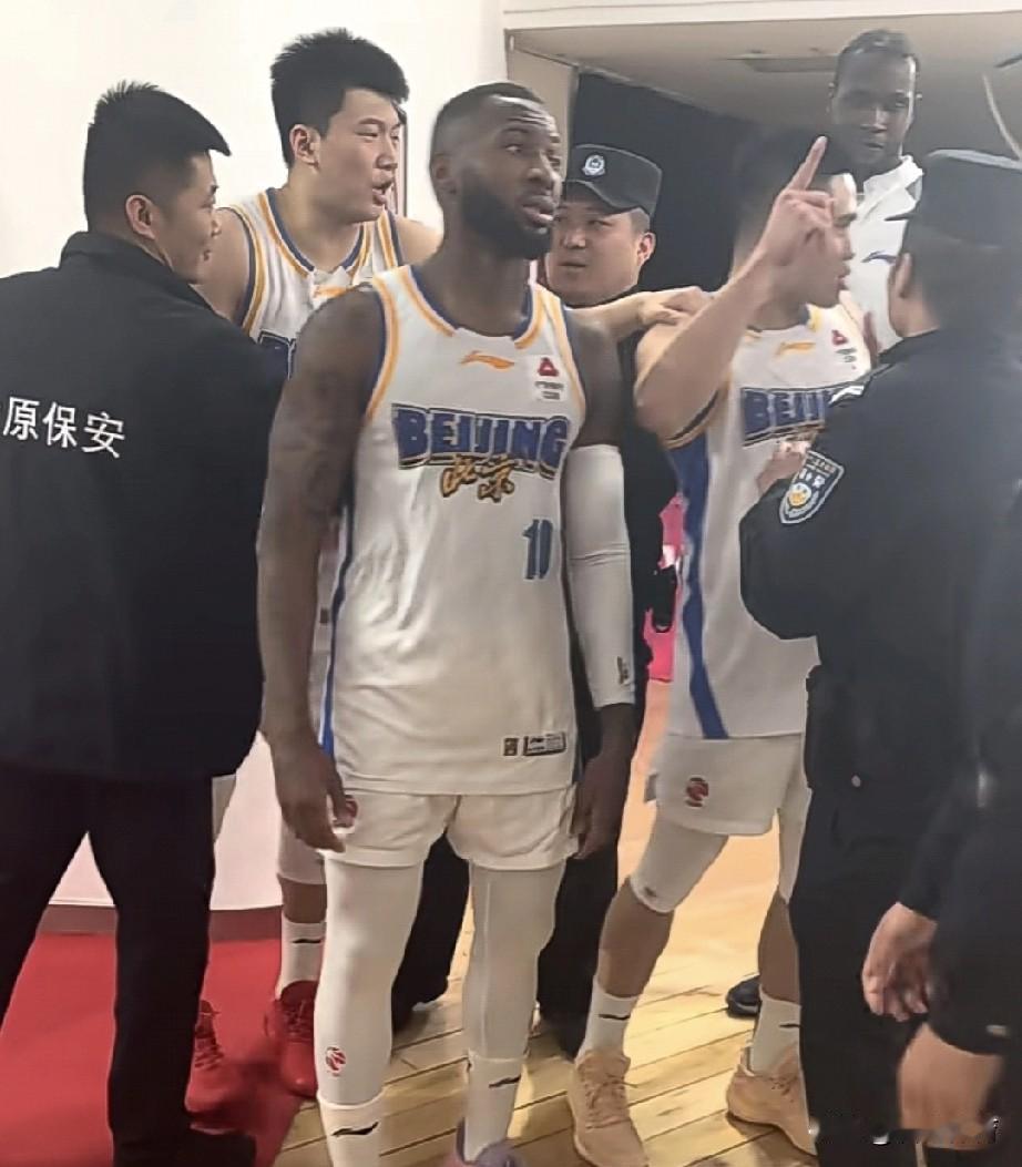 CBA公司这是什么处罚依据？杰曼被山西球迷吐口水，还要被罚3万？

而吐口水的山