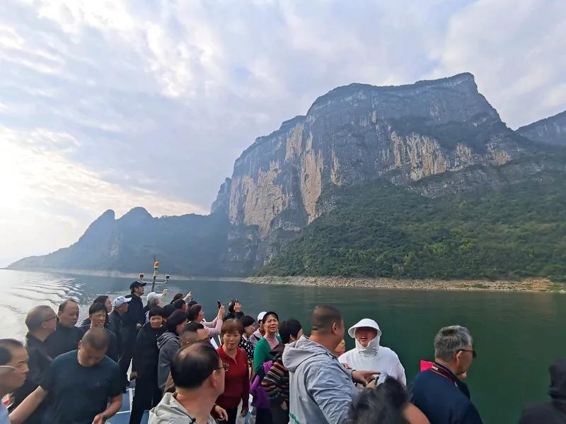 上联:青山不老年年在，诚邀对下联缘水长流岁岁存。