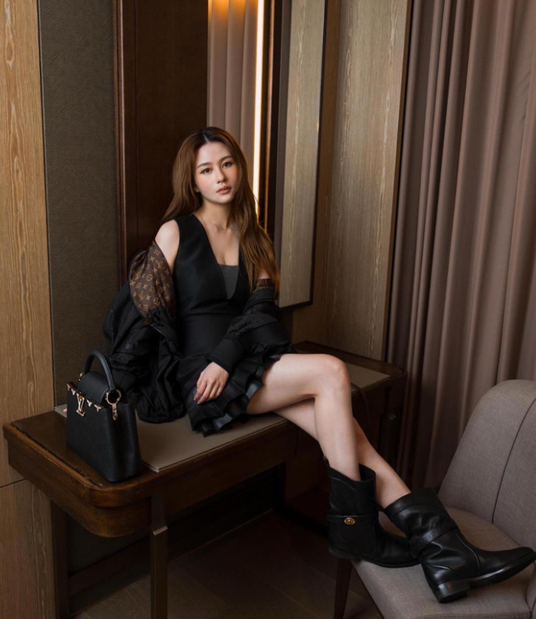 她就是香港著名女星邱淑贞的女儿，都已经20多岁，感觉长得比妈妈巅峰时期还要漂亮。