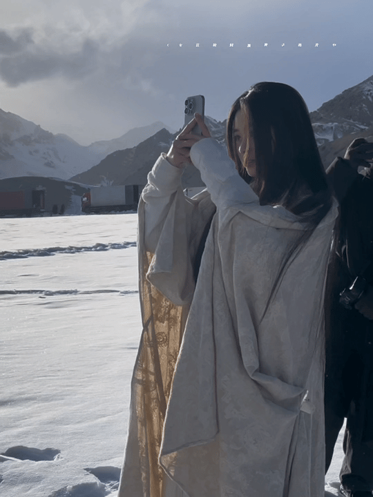 黄杨钿甜青海拍戏遇到土拨鼠 希望《冰湖重生》播的时候，剧组也能多放点这种花絮。戏