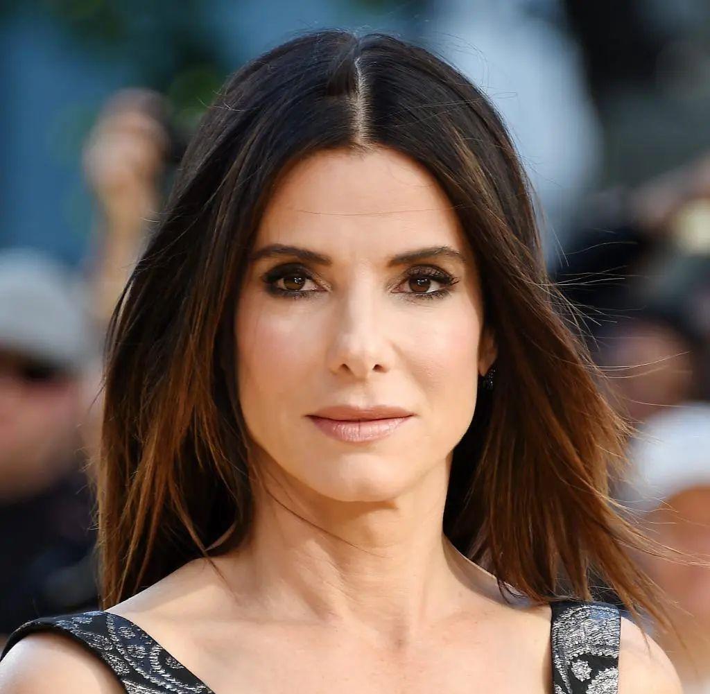 Sandra Bullock 成名于1990年代，代表作包括《生死时速》和《再见