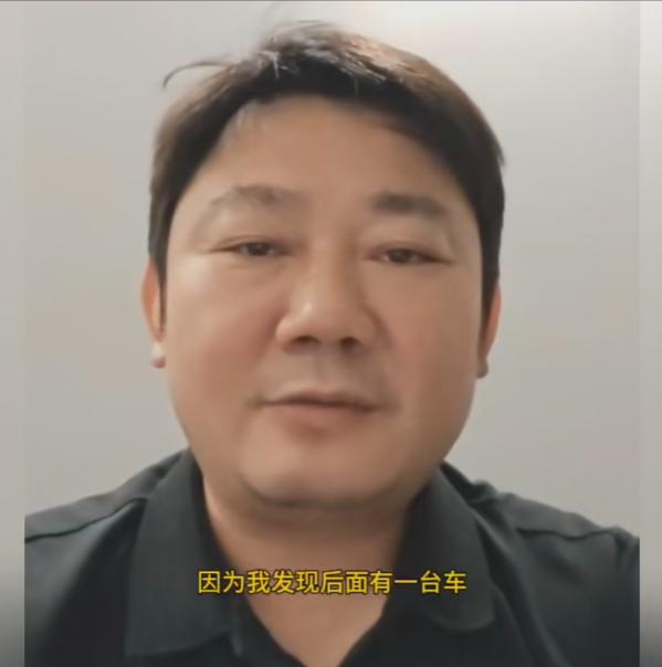 张雪被人盯上了，不仅仅深夜翻墙去公司找人，甚至还直接尾随跟踪！

张雪深夜失眠，