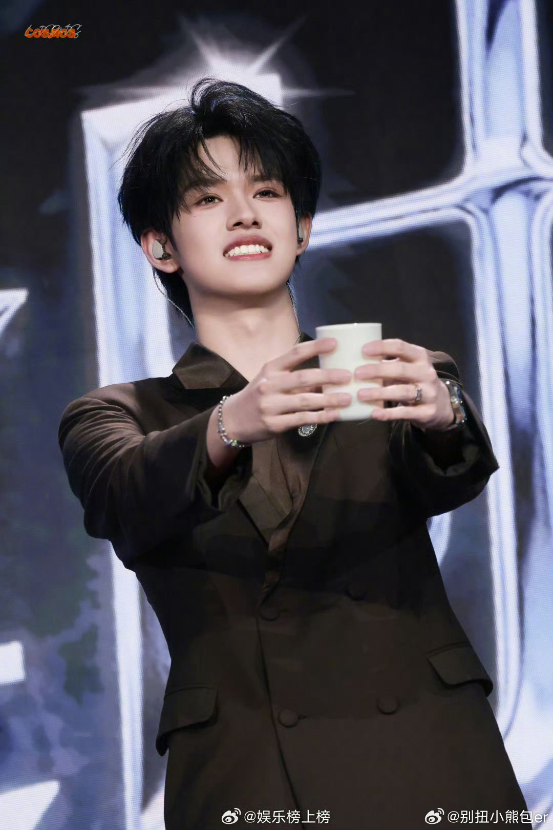 张极生日会首唱原创单曲张极直播生日会惊喜满满！张极首唱原创作品，每一句都藏着认真