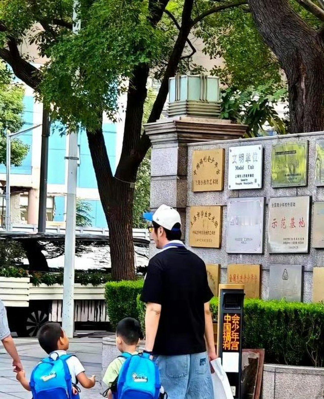 金世佳手拉手接儿子放学 不错哦基因太强大了 感觉特别幸福啊 ​​​