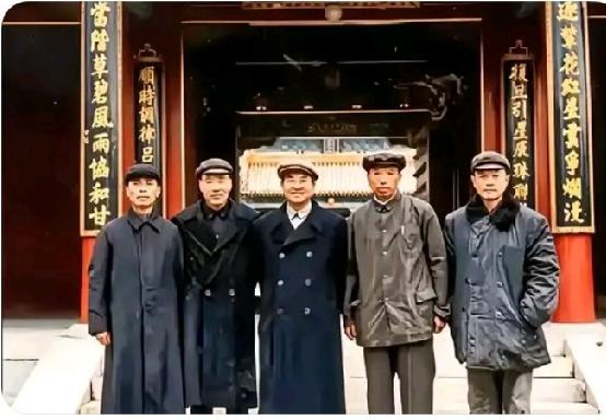 这张合影照片，你若知道其历史背景及人物名字（从左至右顺序说出来）。那可不是一般的