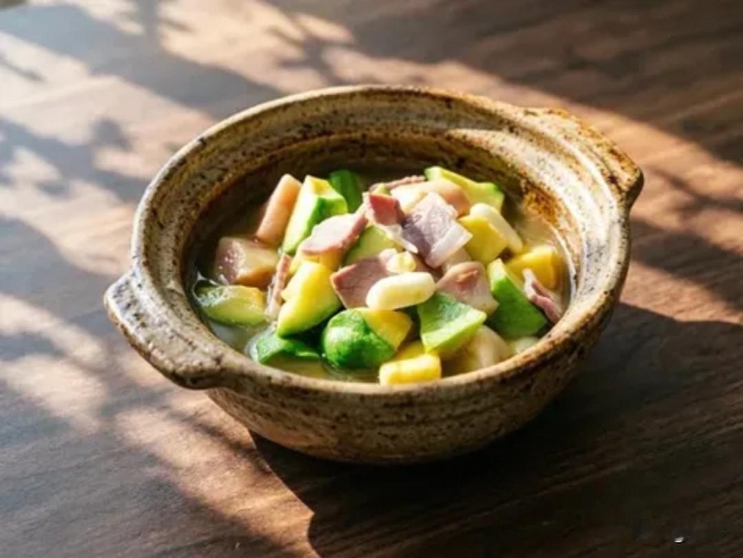 咸肉烧乳瓜

食材准备：

1. 主料：乳瓜（迷你黄瓜） 400克（切滚刀块），