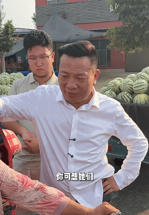三女一儿的母亲：远嫁的女儿等于没有。起因是一个企业家收西瓜，一个瓜农一直跟着他。