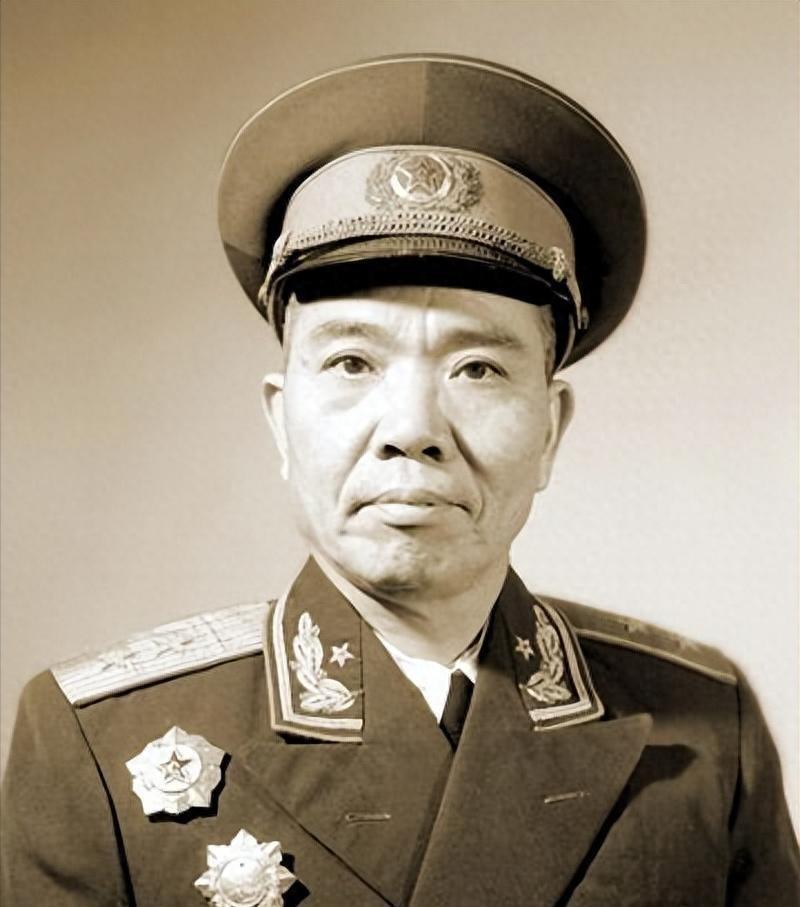 毛主席为何亲授被俘三年的将领中将军衔？他是红34师六千烈士英魂的代表！
1934