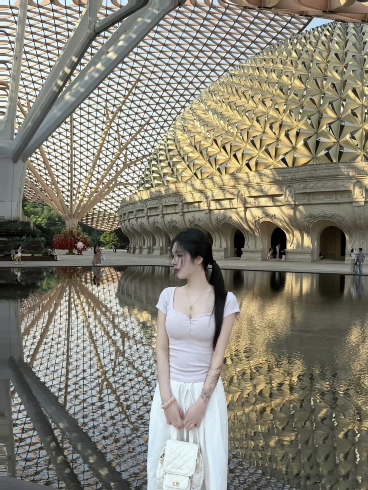 夏日的生活，最适合图片中的环境生活。在这样的的环境下生活，心情肯定愉悦。