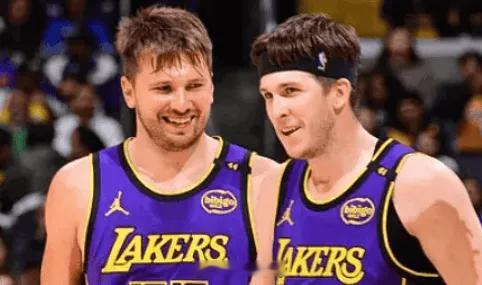 12月01日讯 NBA常规赛，湖人133-121战胜鹈鹕。本场过后，湖人在最近1