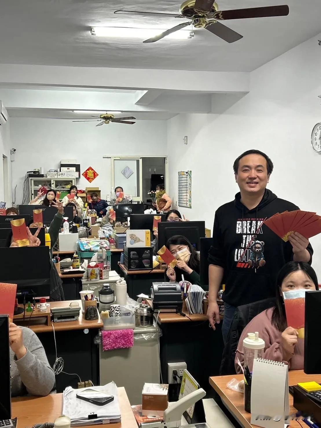 台湾的企业老板都有在岁末年尾的时候举办尾牙以及春酒的习惯，尤其是在尾牙宴时安排大