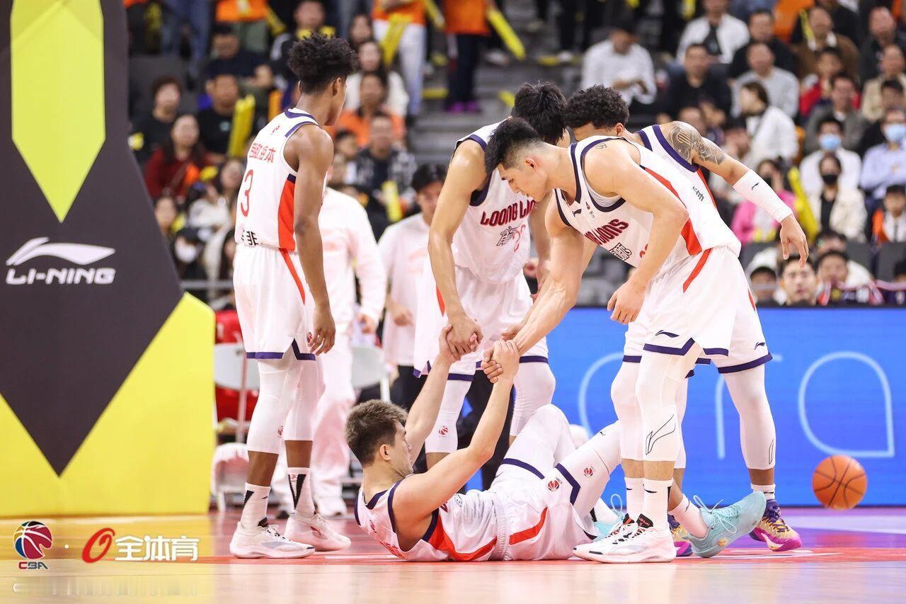 龙狮主帅米切尔：“郭艾伦在上周对广东那场比赛受伤，复出时间待定。”本赛季至今，郭