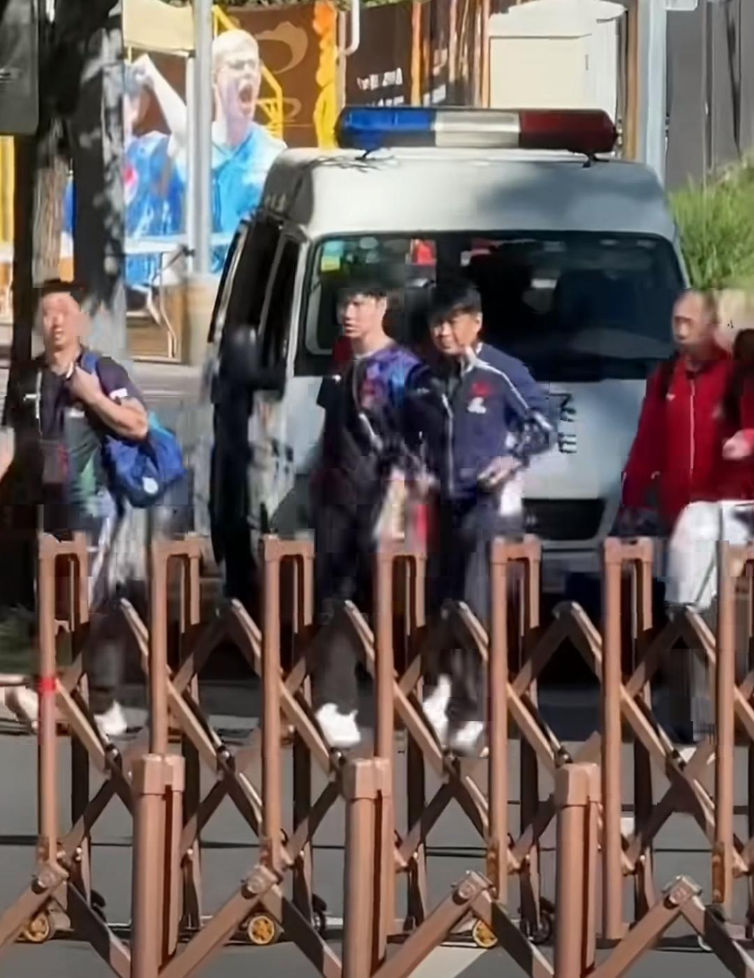 场外球迷对着车里的王皓喊“林诗栋上一单”，本来以为教练会装作没听见直接走。
结果