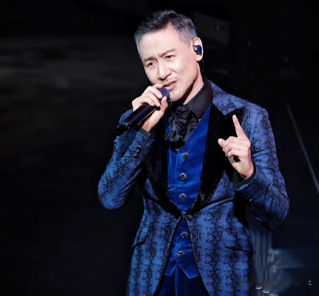 不服老不行！歌神张学友演唱会上出丑了……
9月1日，歌手张学友登上热搜，万万没想
