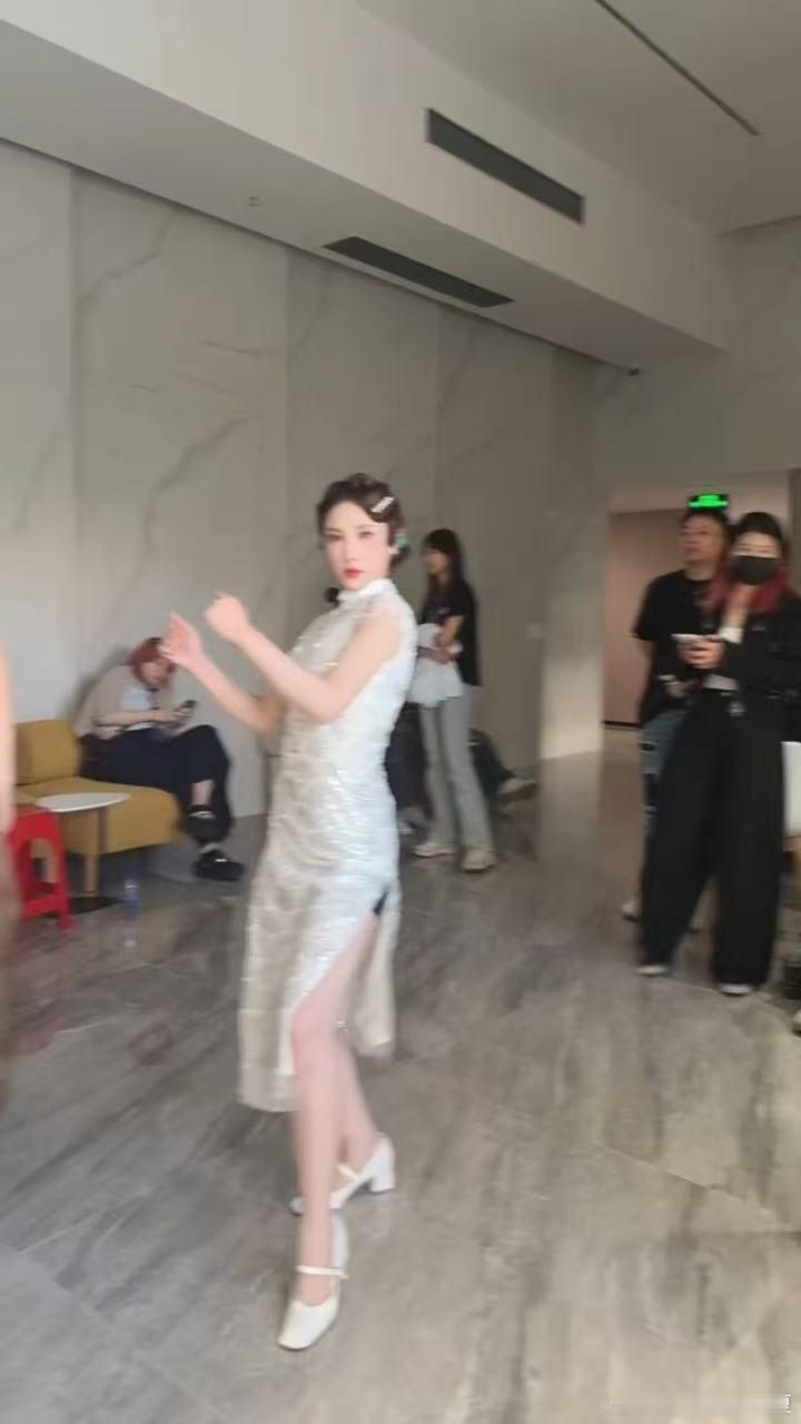浪姐 JYP 谁说浪姐们不行！李艺彤的姐姐营业视频一放，浪姐特供版JYP就诞生了