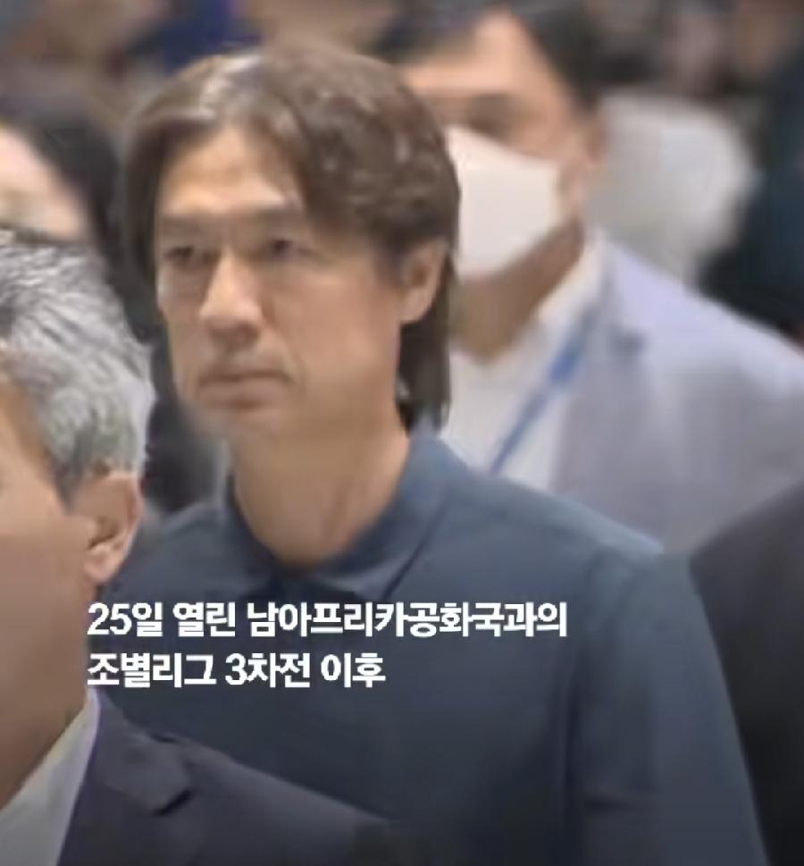 韩国队回国抵达机场被骂，没有人扔鸡蛋，有球迷抱着恶搞洪明甫的相片，很多人在航站楼