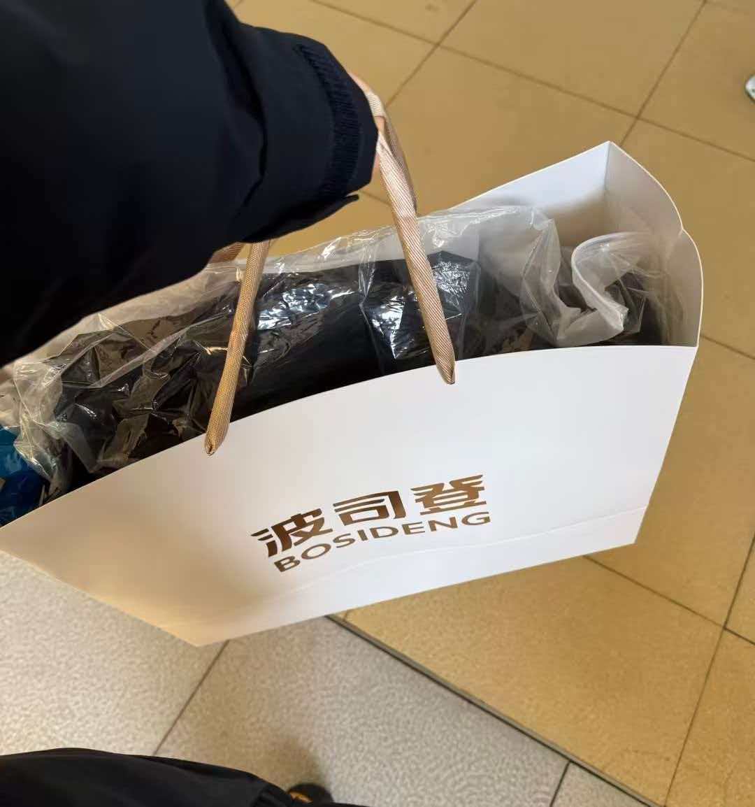 最近身边出现了一个新的消费潮流，一搜果然全都是。快过年了，给父母买羽绒服，而且还