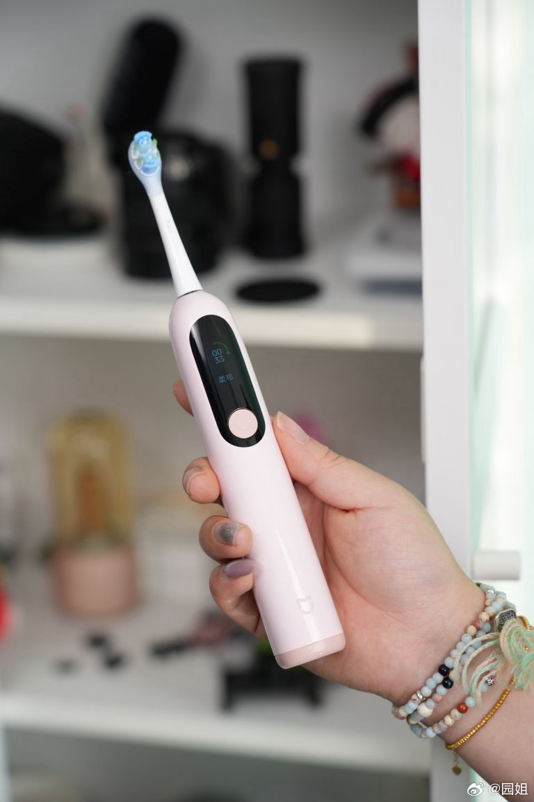 就这么说吧，每天给孩子刷牙不亚于跟打仗一样。一说刷牙就不愿意刷，好不容易哄着刷吧