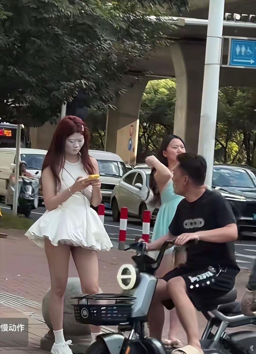 姐妹，不会化妆咱就不化妆，其实素颜出门可能更好看～ 