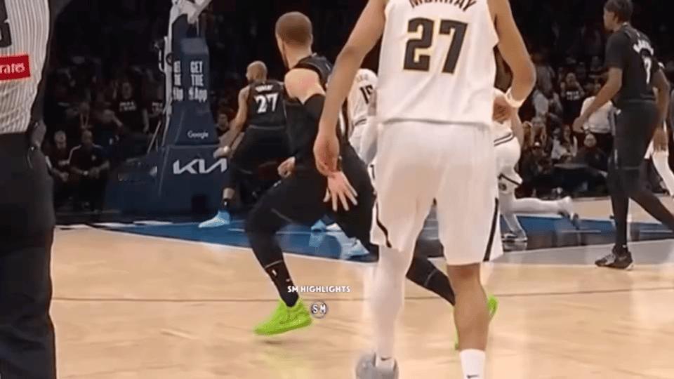 迪文大概率跟腱撕裂了，右小腿有抖动。森林狼官方：迪文右小腿受伤，退赛。掘金vs森