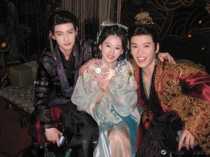 夏梦在长剧演短剧在短剧演爽剧 看凤戏阳从哭包变女王，这转变太爽了！ ​​​