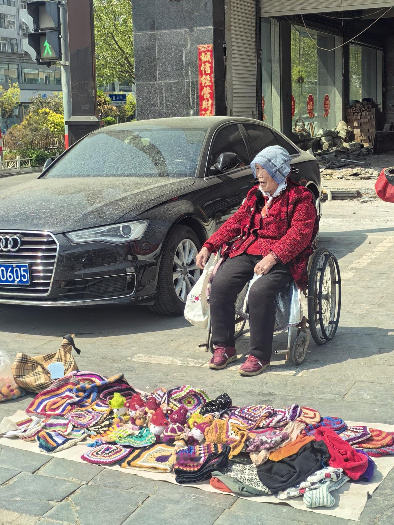 荣发市场摆摊老妪
坐着轮椅摆着摊，老人来自北汪白城，即太谷祁县交界处，现住中都广