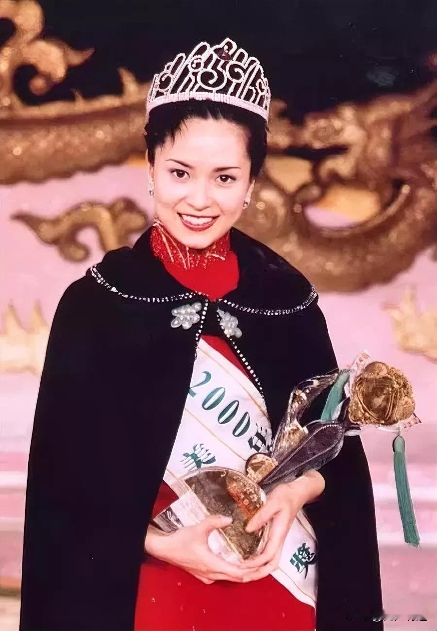 她也是港姐冠军，但是她的长相对我没有吸引力。颧骨高，外扩严重，腮帮子大，脸宽，嘴
