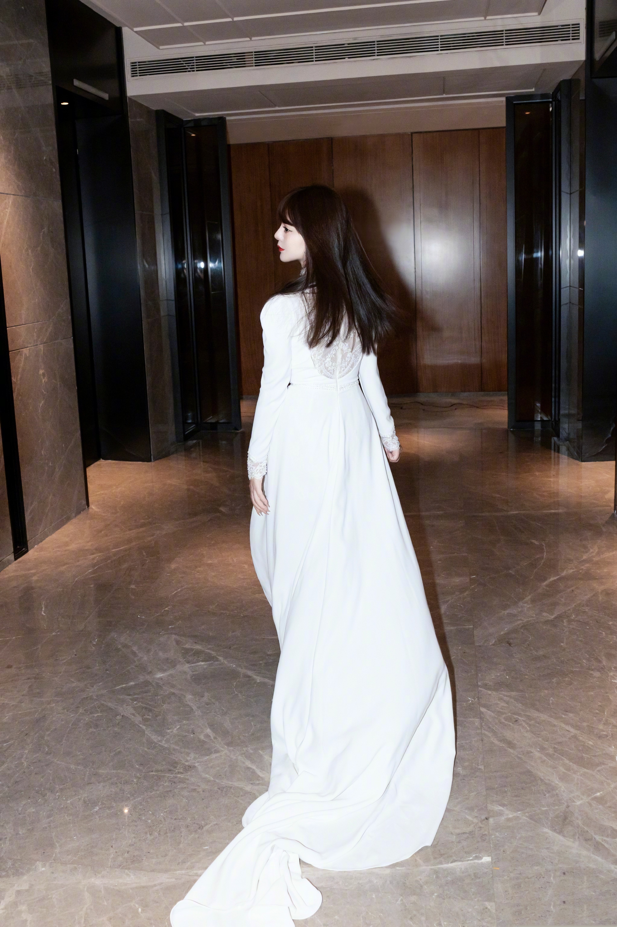 阿兰，红唇白纱裙，仙气满溢 