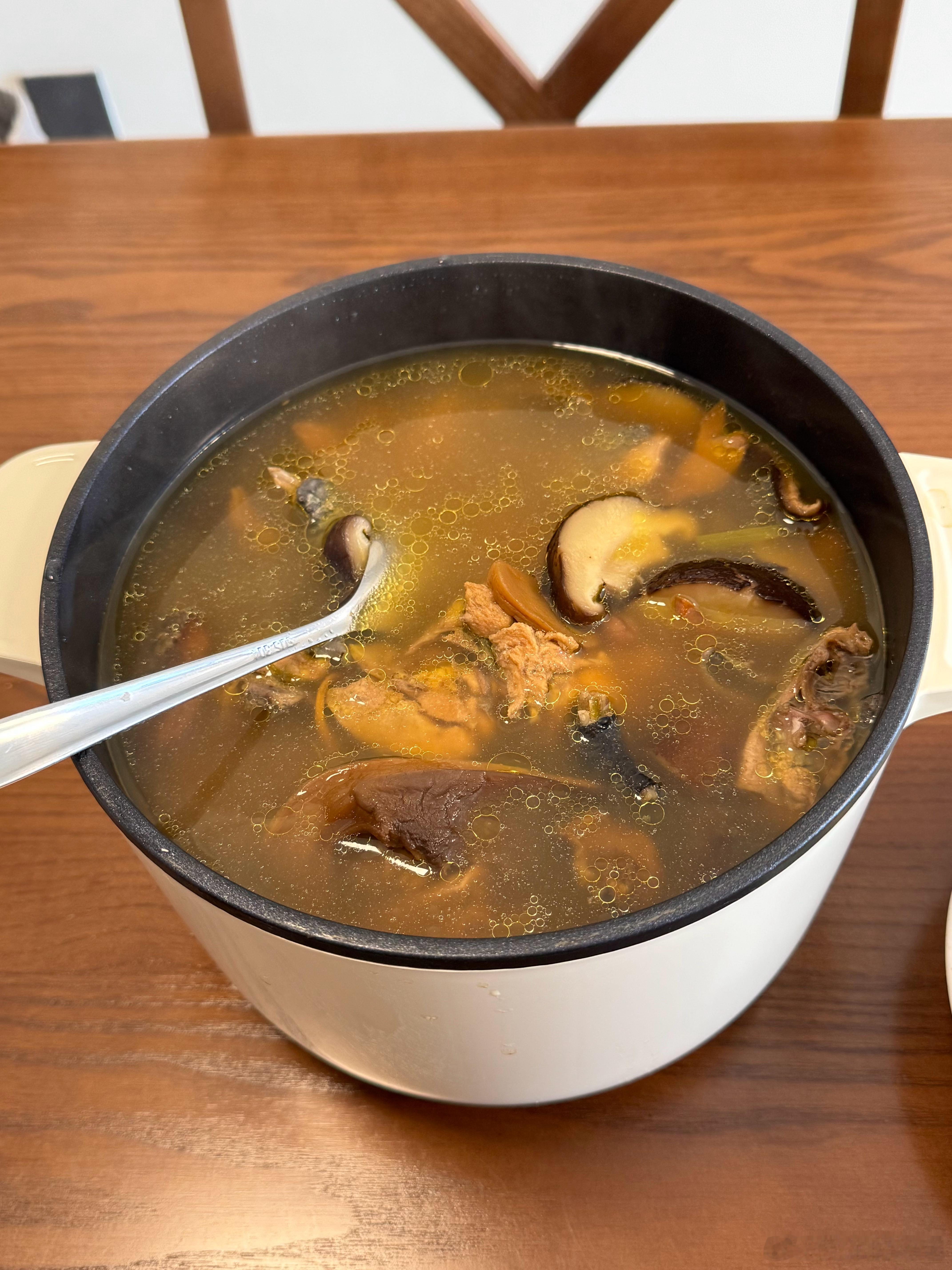 我妈买了五只土鸡打飞滴来了，我说现在土鸡要多少钱一只啊，她说一百多。和我以前自己