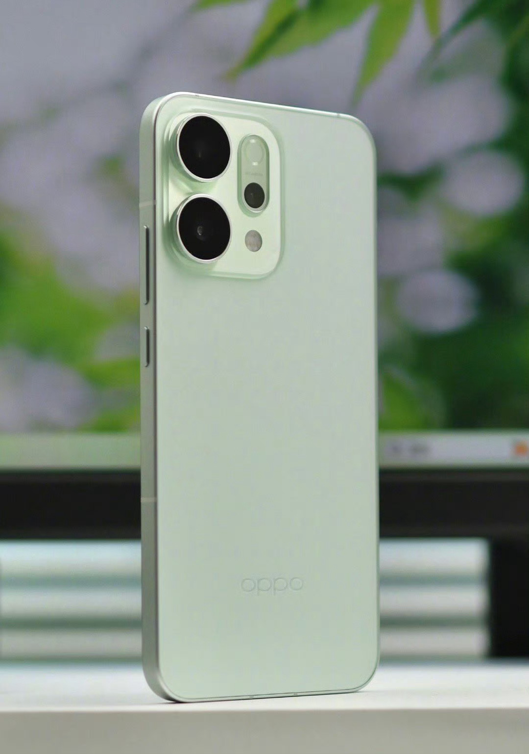 一台很好看的绿色手机：Reno14半夏绿，淡淡的雅绿搭配金属边框和一体冷调玻璃，