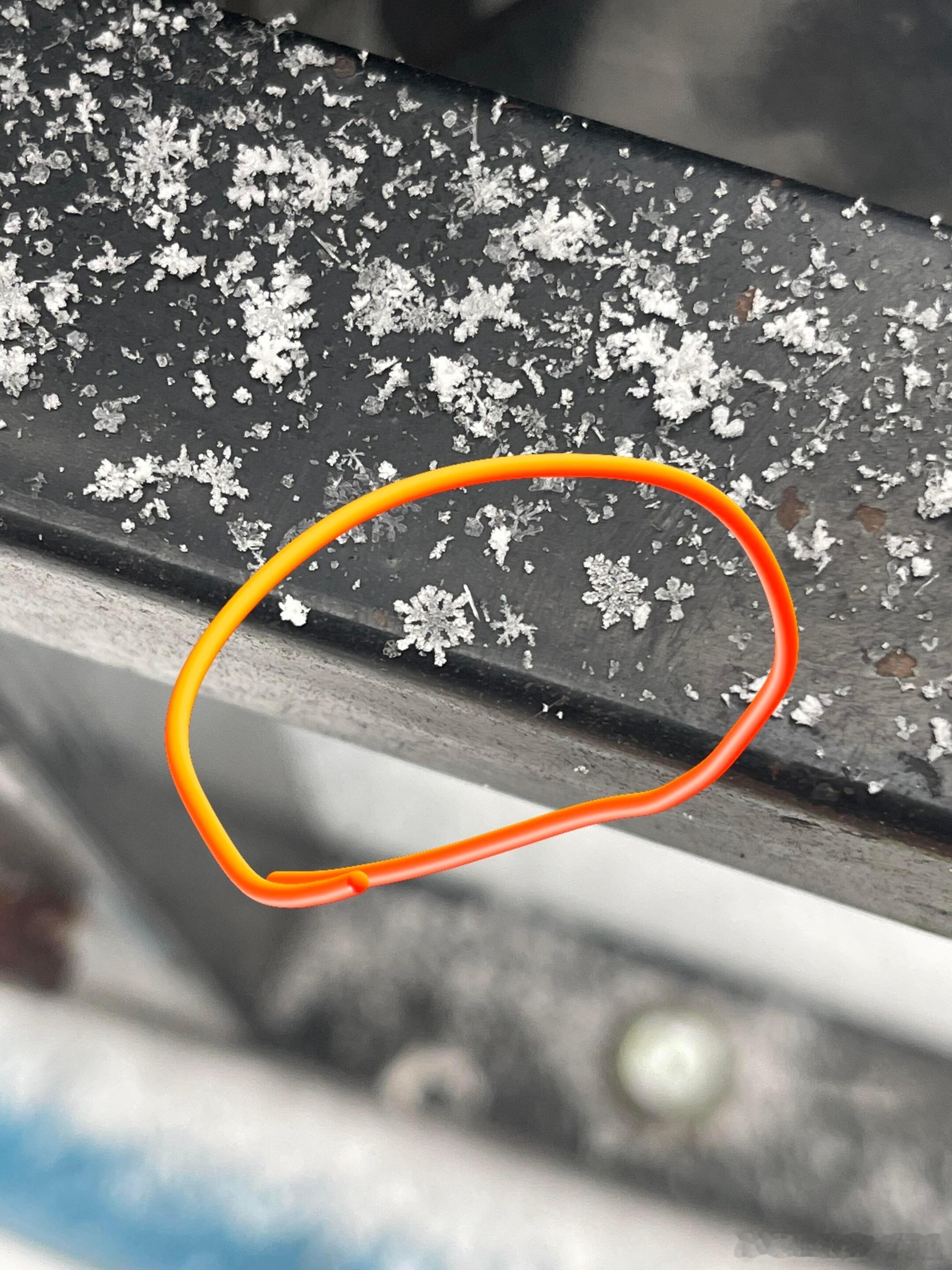 哇 拍到了不同形状的雪花❄️ 