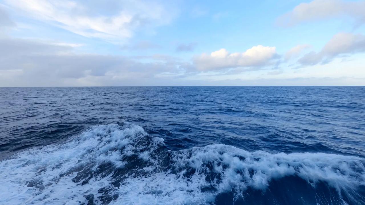 海南。一男子受同学邀请，到海边游泳，由于风急浪大，不慎被卷入深水区，因抢救无效而