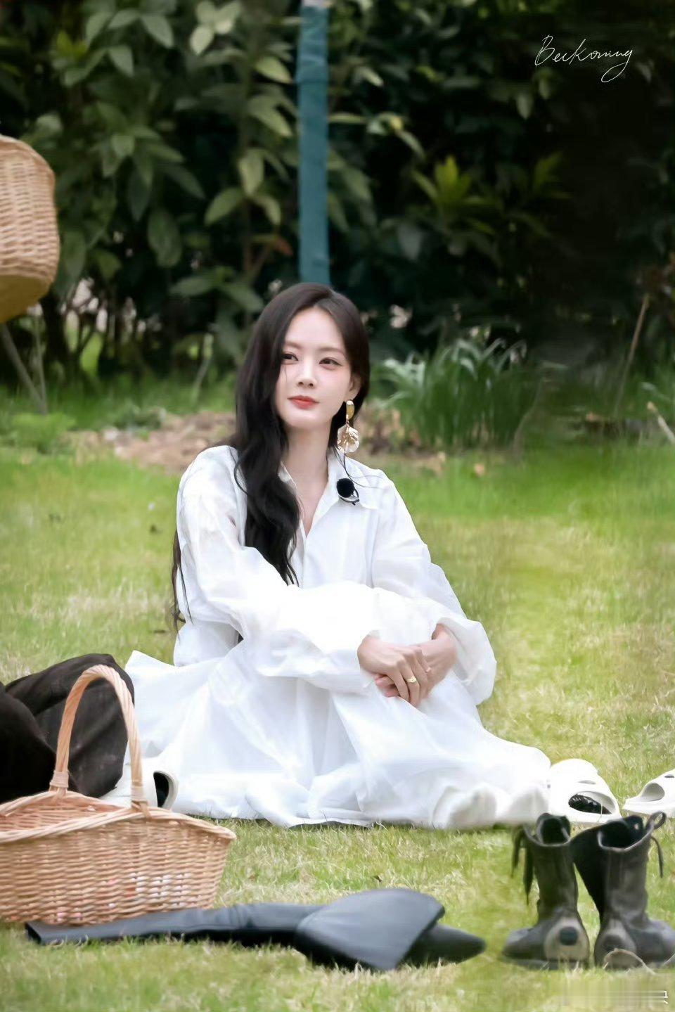 李一桐 天选种田文女主 双麻花辫挖笋元气值拉满，笑眼弯弯超有活人感！导演快递种田