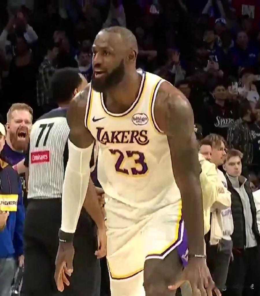 同样都是打前锋位置！！！
詹姆斯与保罗乔治本赛季目前数据对比！！！
詹姆斯：52