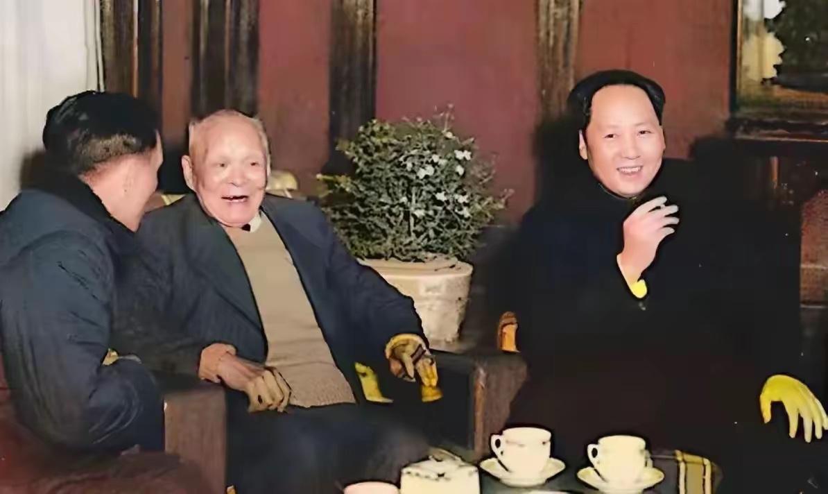 看过这么多主席的照片，这一张还是头一次看到。  
主席右手夹着香烟，他面带微笑，