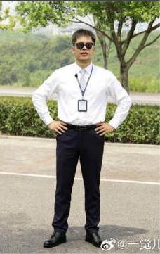 坐地铁好不容易有个座位你就坐好了，但有个老人一直在你身边晃，你不好意思了所以站起