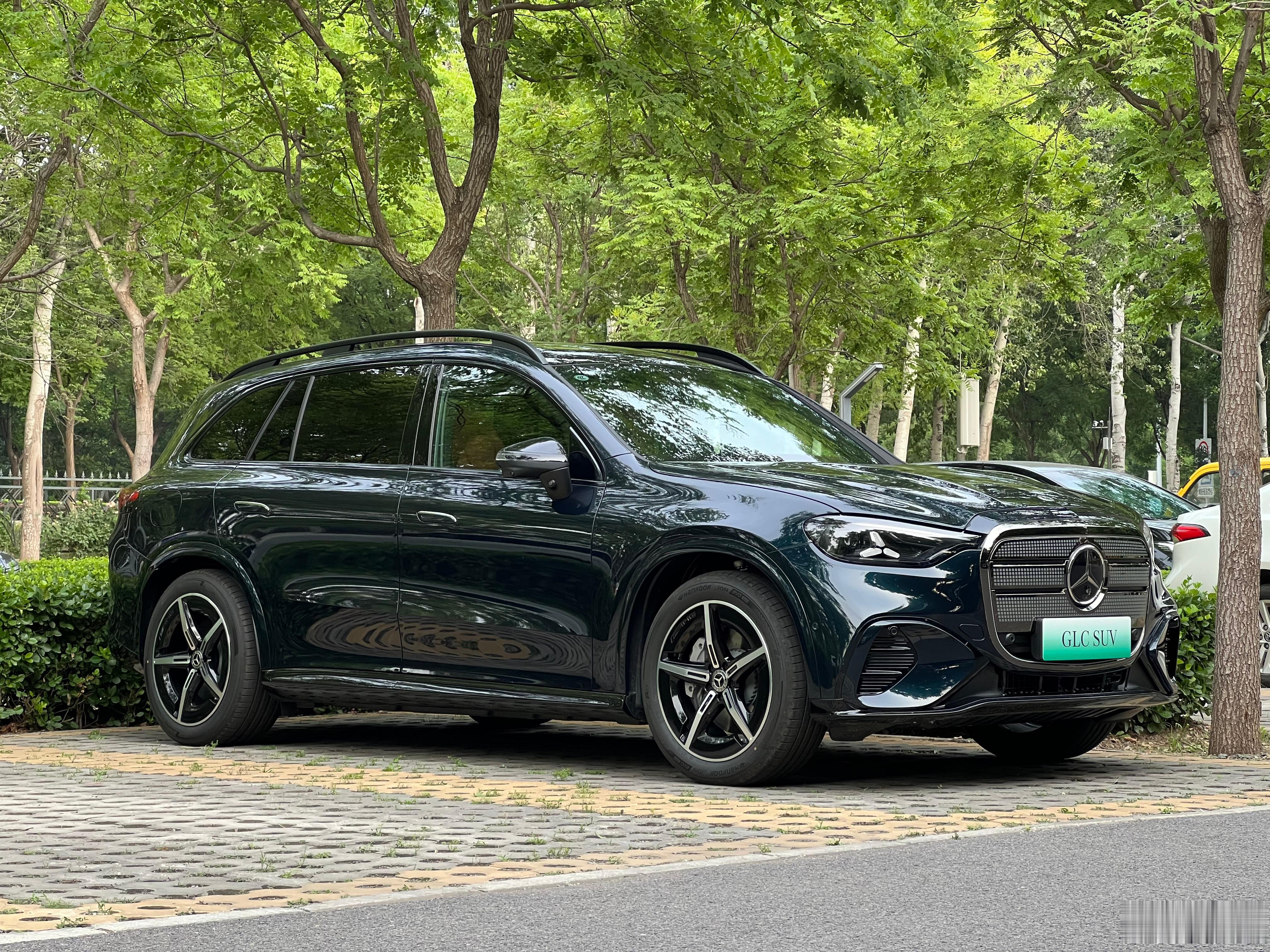奔驰给我们安排了一辆这个车，纯电的大家有啥想问的，我们有针对性地帮大家试试大v聊