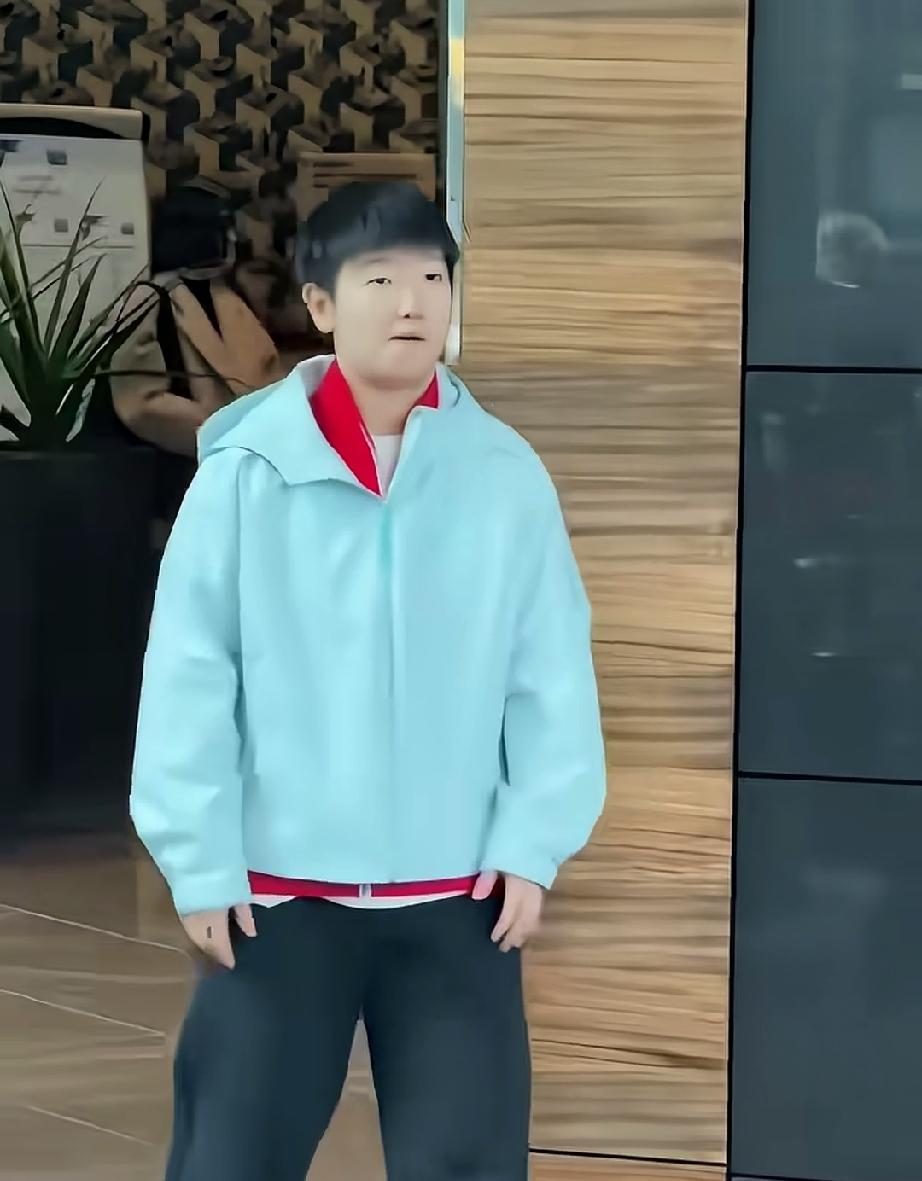 莎莎不打球是肉眼可见的松弛。
吃完饭揣着衣兜，朝着人群走去。一边走一边左右观察。