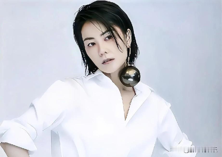 菲式空降再引期待！除夕夜能否听见这曲《一刻》？
 
距2026春晚仅剩两天，王菲