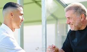 C罗拥抱新帅波斯特科格鲁    美加墨世界杯结束之后，C罗结束个人假期正式回归利