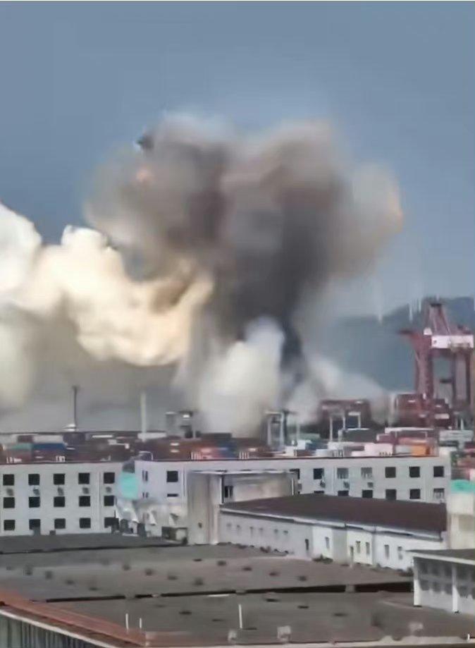 #宁波爆炸#希望一切安好，伤亡人数越少越好啊，黑烟看起来很恐怖 ​​​