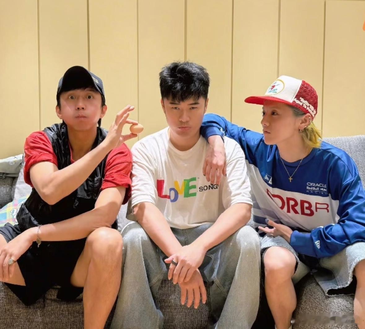 快给邓超、陈赫、鹿晗想一个新的组合名吧，即刻出道出道出道邓超晒与鹿晗陈赫合照 ​