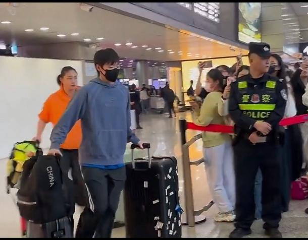 王曼昱不但行李多，
还特别聪明，
走的很快。

结束了澳门之旅，
继续回四川训练