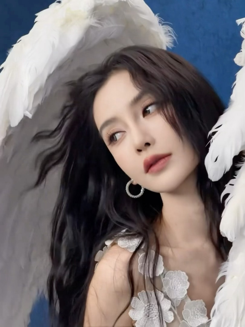 美貌持续输出中…来自化妆师杨丹分享的实况angelababy ＊杨颖 ​​​