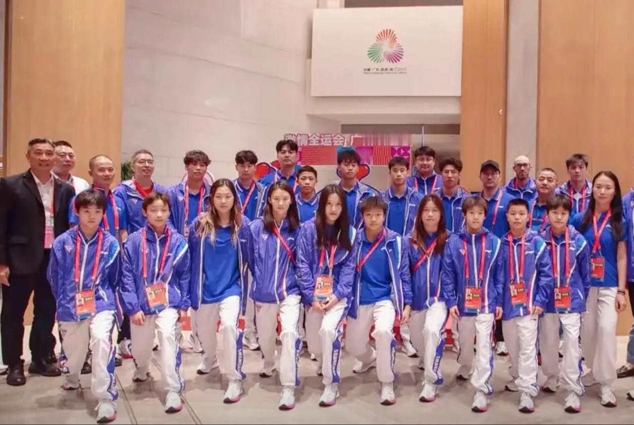 第一张，
是上海队队友的合影；
第二张，
星国家级运动员大合照。
在穿同款队服的