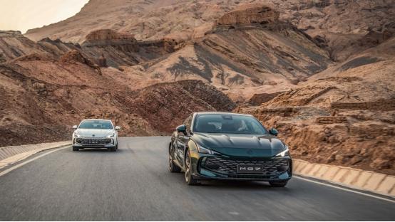 MG7搭载的2.0T+9AT黑标动力组合让它在驾驶过程中表现出色。无论是在城市拥