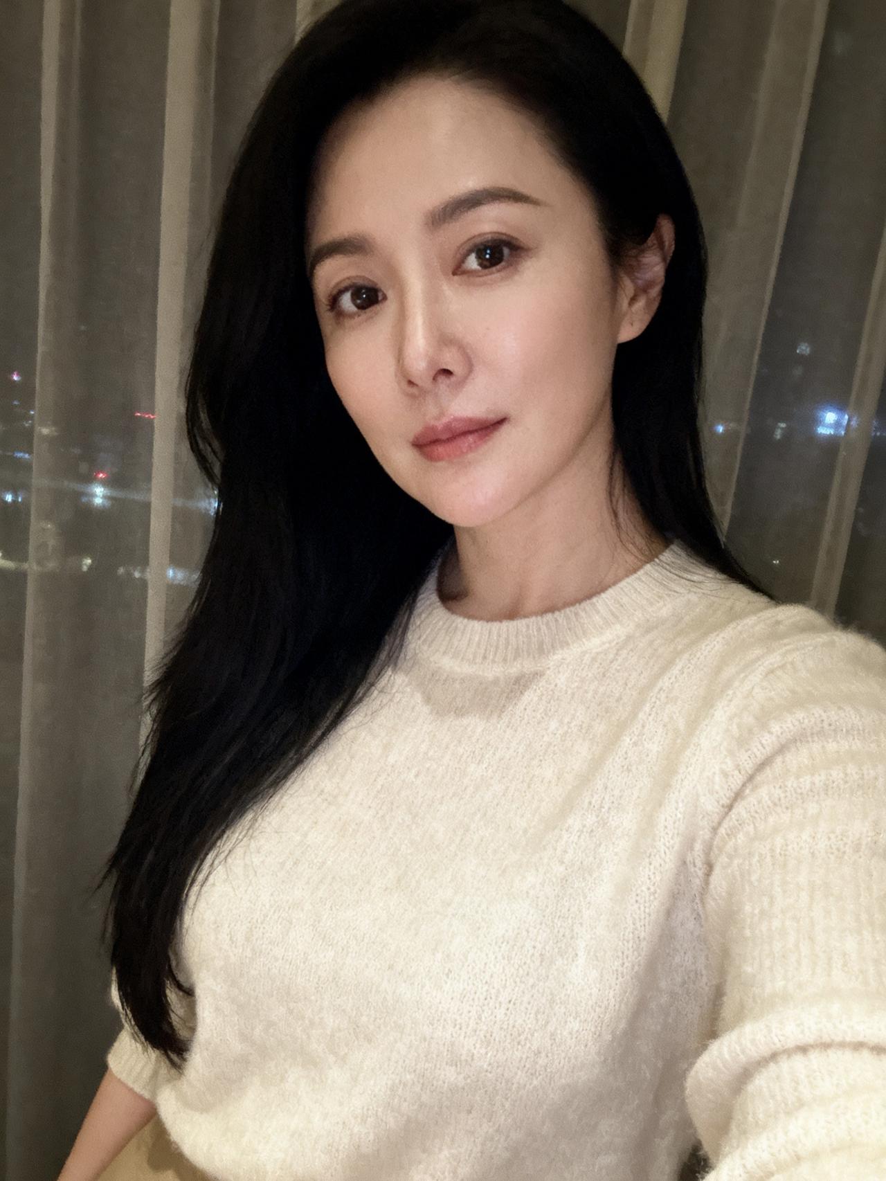 秋去冬来夜凄寒，往事回首尽苍凉，
回头看，早已不是原来的那个自己了。
被岁月蹉跎