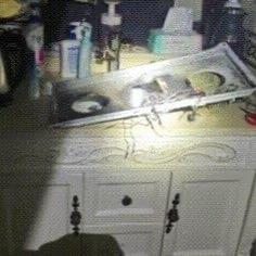 最近浙江温州有户人家可被吓得不轻——孩子正开着浴霸洗澡呢，头顶的浴霸突然“滋滋”