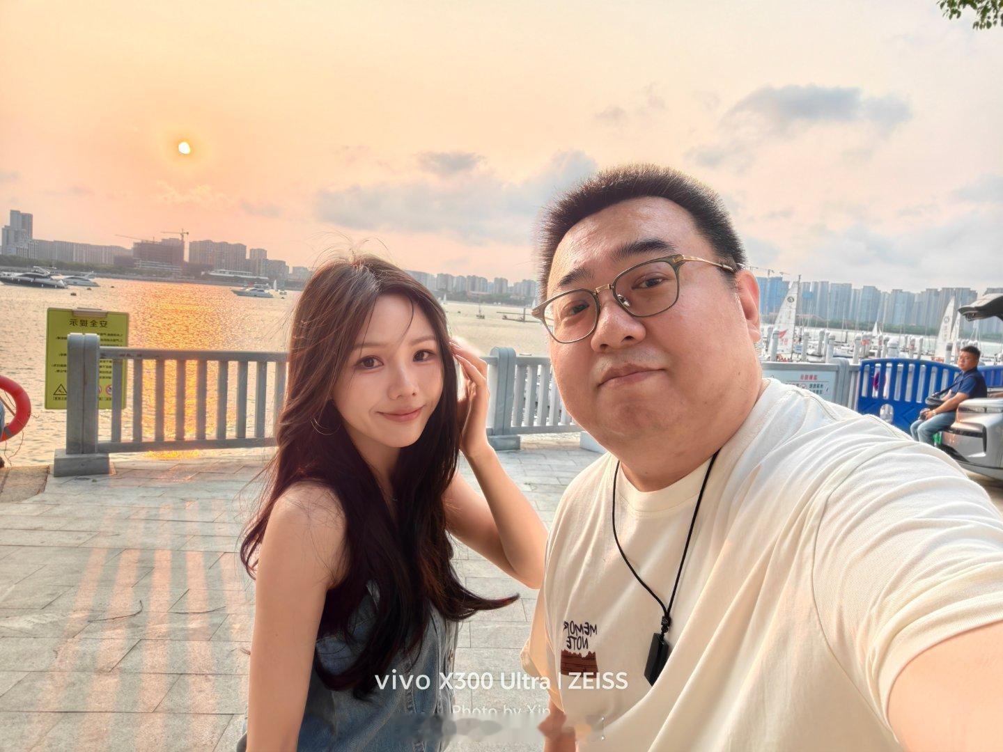 乐道L90情绪价值确实到位，夕阳，海边，乐道L90多说一句，今天给几位美女老师都