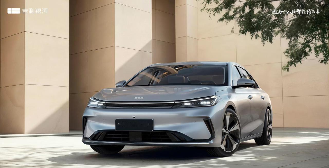 吉利银河A7纯电版官图，将与比亚迪秦L EV竞争
此前插混版已上市
插混版售价8